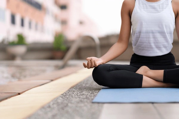 Uma pessoa sentada em posição de lótus, simbolizando a prática da meditação.