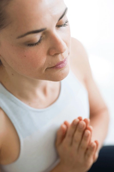 Pessoa sentada em posição de meditação, praticando respiração controlada.